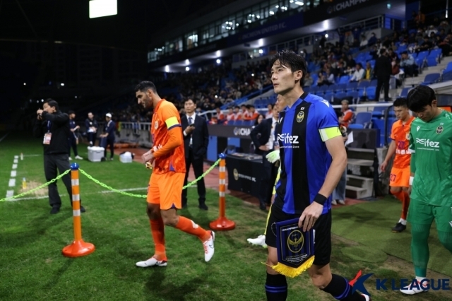 마루앙 펠라이니(산둥)와 오반석(인천 유나이티드)/한국프로축구연맹