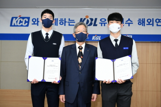 KCC와 함께하는 2022 KBL 유망선수 해외연수 프로젝트에 선발된 김승우(왼쪽)와 권민. /KBL