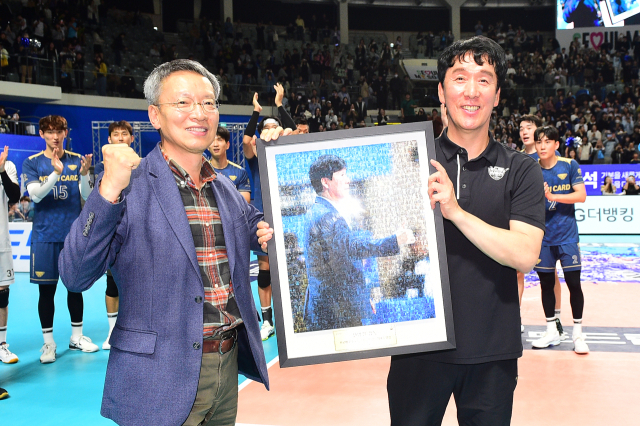 277승을 달성한 우리카드 신영철 감독이 김기린 단장에게 기념 액자를 선물로 받고 있다 / 한국배구연맹.