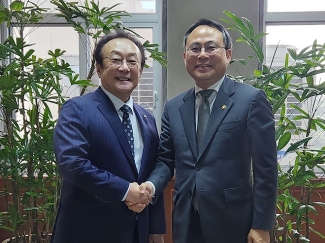 김인 새마을금고중앙회장 직무대행(왼쪽)이 행정안전부 고기동 차관을 만나 혁신방안 등을 논의했다./새마을금고중앙회