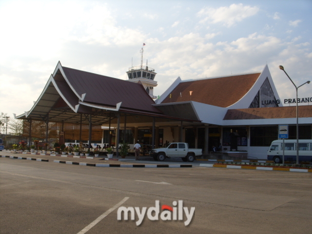 라오스 사원을 떠올리게 하는 지붕이 인상적인 루앙프라방 공항./신양란