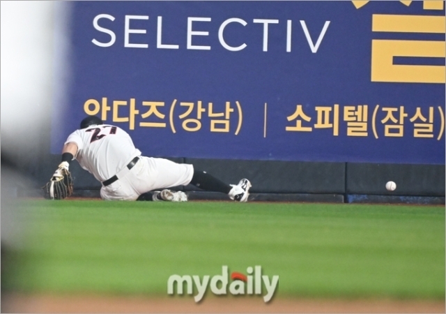 NC 다이노스 권희동의 타구를 잡아내지 못한 KT 위즈 배정대./수원 = 한혁승 기자 hanfoto@mydaily.co.kr