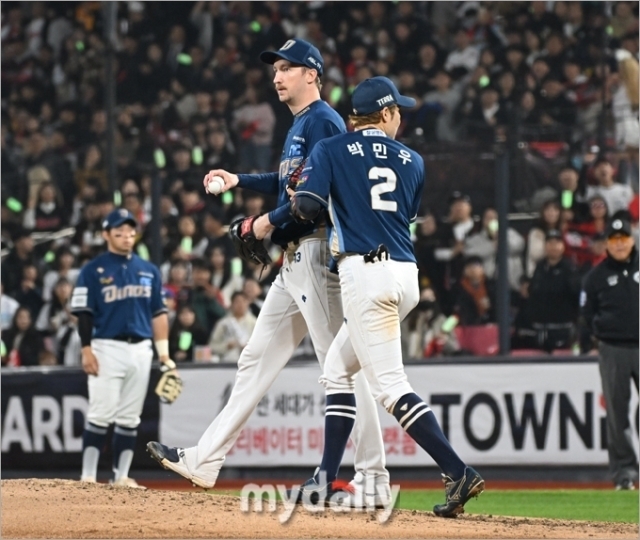 이민호 주심의 아쉬운 볼판정에 격분한 NC 다이노스 에릭 페디./수원 = 한혁승 기자 hanfoto@mydaily.co.kr