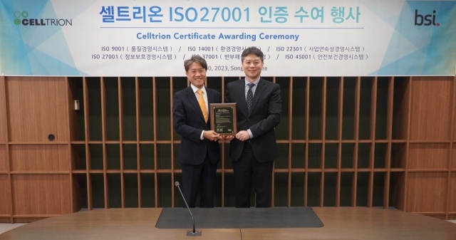 셀트리온이 정보보안경영시스템(ISMS) 관련 국제표준 인증 ‘ISO 27001’을 획득했다. 30일 인천 송도 본사에서 진행된 ISO 27001 인증 수여 행사에서 셀트리온 임직원과 임성환 영국왕립표준협회코리아 대표이사(오른쪽)./셀트리온