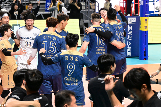 남자부 역대 최장 경기끝에 승리한 우리카드 선수들이 기뻐하고 있다 /한국배구연맹.
