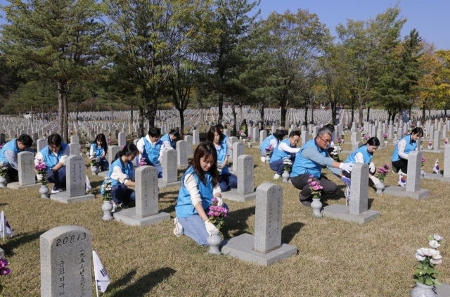 김만기 프리드라이프 대표이사는 임직원 20여명과 지난 2일 서울 동작구 국립서울현충원을 방문해 묘역 정화 봉사활동을 실시했다. /프리드라이프