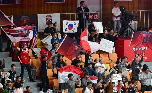 열광적인 응원해준 인도네시아 팬들에게 인사하는 메가 / KOVO(한국배구연맹)