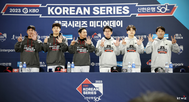 왼쪽부터 오지환, 임찬규, 염경엽 감독(이상 LG), 이강철 감독, 박영현, 박경수(이상 KT)./KT 위즈