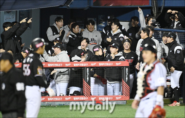 문상철의 역전 적시 2루타에 기뻐하는 KT 선수단./잠실=송일섭 기자 andlyu@mydaily.co.kr