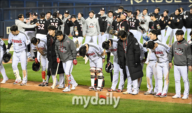 LG 선수들이 팬들에게 인사를 하고 있다./잠실=송일섭 기자andlyu@mydaily.co.kr