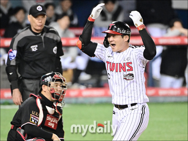 LG 트윈스 오지환이 홈런을 치고 기뻐하고 있다./잠실=송일섭 기자 andlyu@mydaily.co.kr