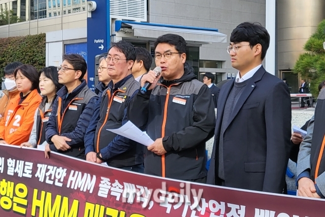 이기호 사무금융노조 HMM 지부장이 9일 서울 여의도 산업은행 본점 앞에서 열린 기자회견에서 발언하고 있다./구현주 기자