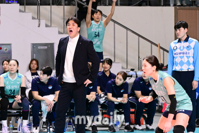 GS칼텍스 선수들이 찌릿한 역전승을 거둔 뒤 기뻐하고 있다 / 한국배구연맹.