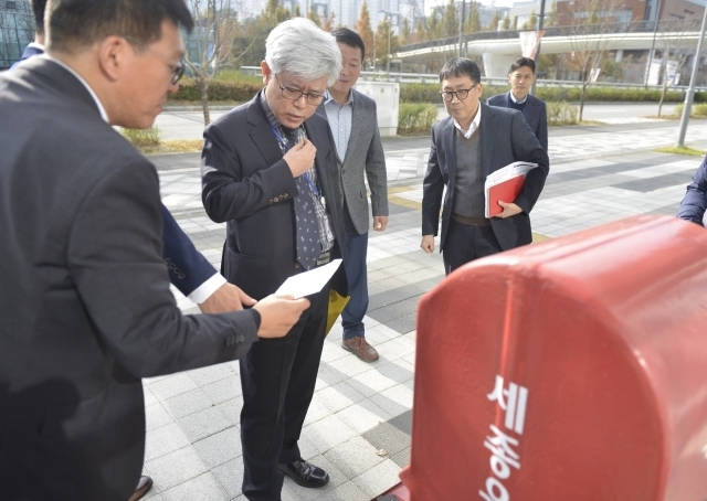 조해근 우정사업본부장(왼쪽 두번째)이 9일 세종우체국을 방문해 우체통을 활용한 ‘폐의약품 회수 서비스’ 현장을 점검하고 있다./우정사업본부