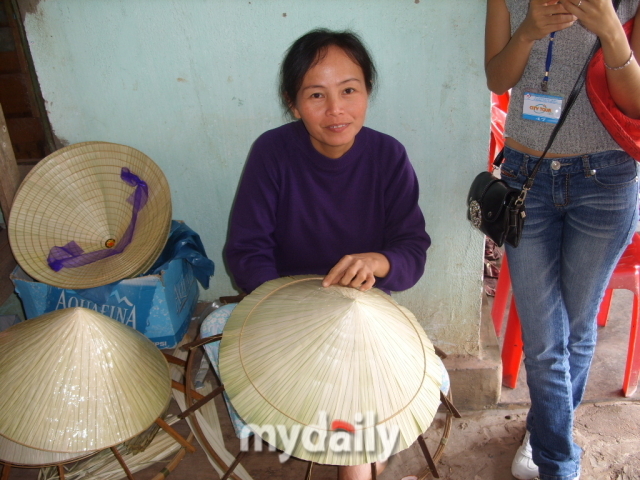 강인한 베트남 어머니들의 생활력을 느낄 수 있었다.베트남을 대표하는 모자인 ‘논’을 만드는 여인