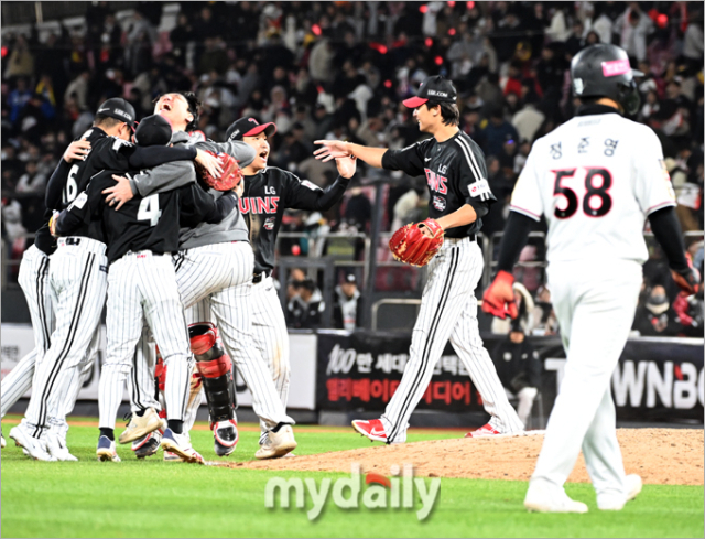 경기 승리 후 기뻐하는 LG 선수단./수원=한혁승 기자 hanfoto@mydaily.co.kr