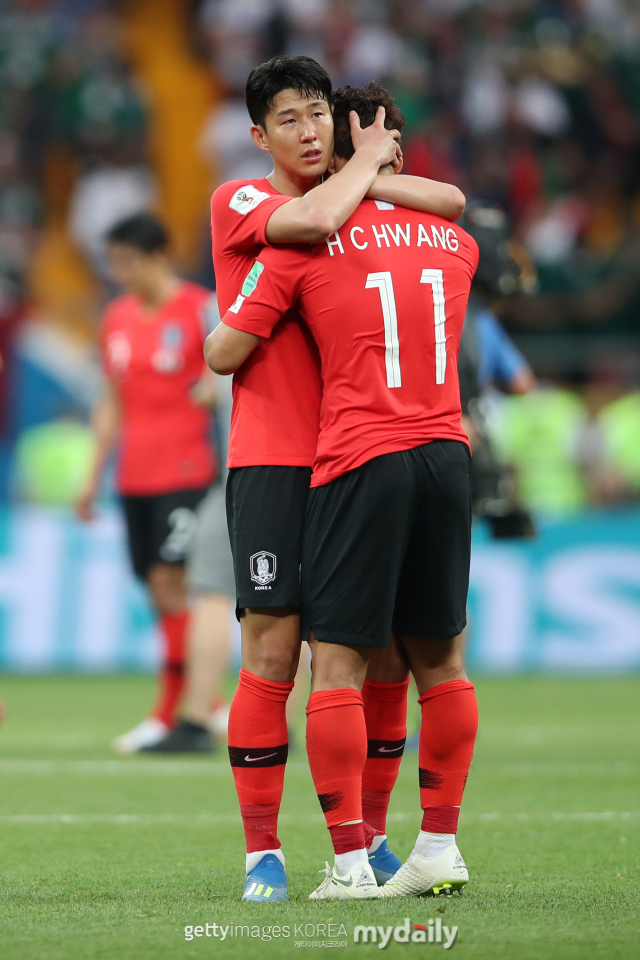 손흥민(왼쪽)이 2018 러시아 월드컵 멕시코전이 끝난 뒤 황희찬을 위로하고 있다. /게티이미지코리아
