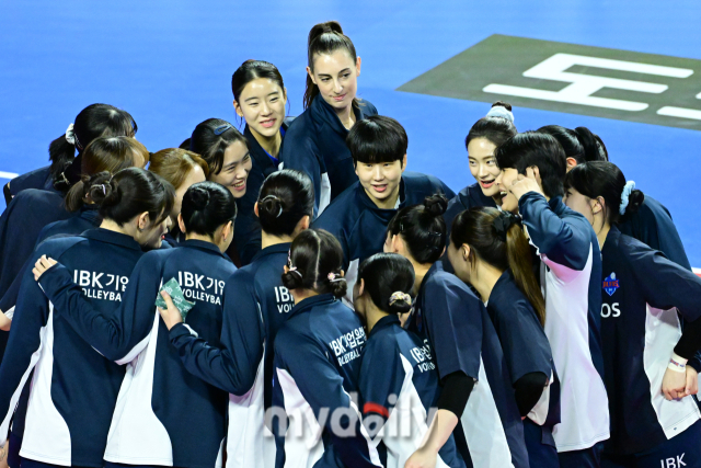 경기 전 IBK기업은행 선수들이 코트에 모여 파이팅을 외치고 있다 / 한국배구연맹.