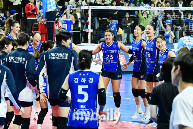 3-0 셧아웃 승리를 거둔 IBK기업은행 선수들기 기뻐하고 있다 / 한국배구연맹.