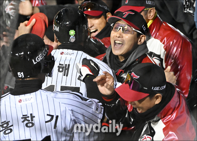 LG 박해민과 홍창기가 13일 오후 서울 잠실야구장에서 진행된 