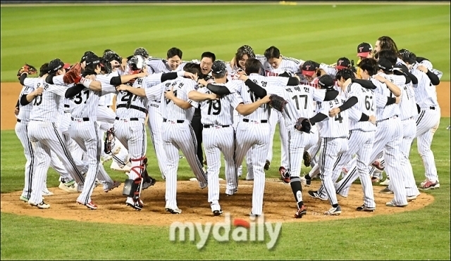 29년 만에 한국시리즈 우승을 차지한 LG 트윈스 선수단./잠실 = 송일섭 기자 andlyu@mydaily.co.kr