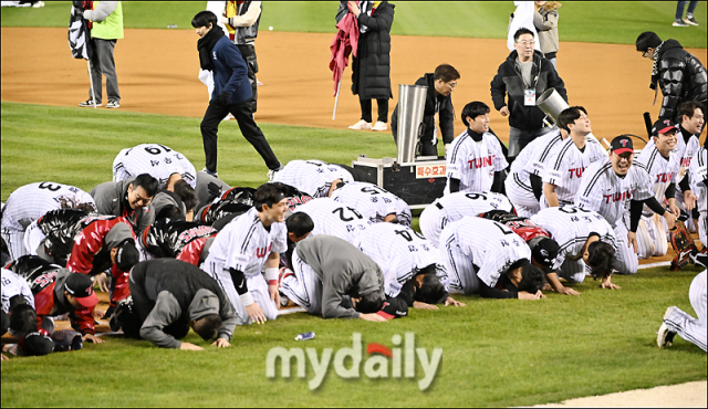 LG 선수들이 팬들에게 큰절을 하고 있다./마이데일리