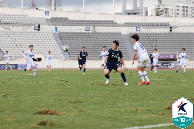 잔디 문제가 심각했던 목동주경기장/한국프로축구연맹