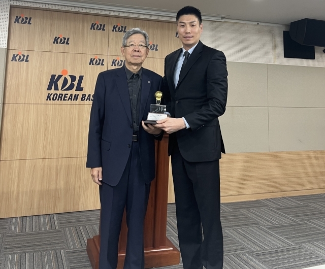 KBL 박경진 심판 500경기 출장 기념 시상 사진./KBL