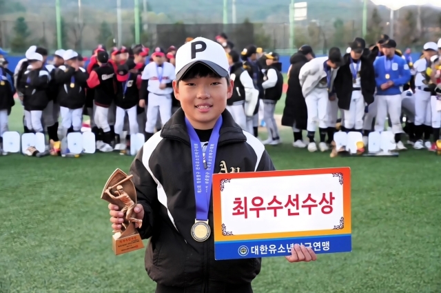 대회 감독상을 수상한 충남 아산시유소년야구단 황민호 감독. /대한유소년야구연맹 제공