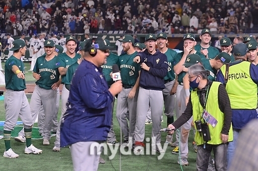 데이브 닐슨 호주 감독이 13일 오후 일본 도쿄돔에서 진행된 2023 월드베이스볼클래식(WBC), 체코와 호주의 경기에서 8-4로 승리하며 8강 진출에 성공한 뒤 물벼락을 맞으며 인터뷰하고 있고 선수들을 즐거워하고 있다./마이데일리