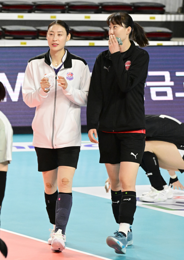 Eunah Bae e Jeong Ah Park conversam enquanto saem juntos para a quadra antes do início da partida / KOVO (Associação Coreana de Voleibol)