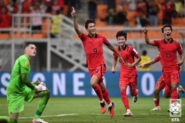 김명준(9번)과 한국 선수들이 미국전 동점골 후 함께 기뻐하고 있다. /대한축구협회 제공