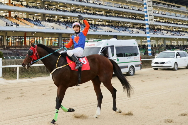 2021년 코리안더비에서 위너스맨과 최시대 기수 우승 세리머니/한국마사회