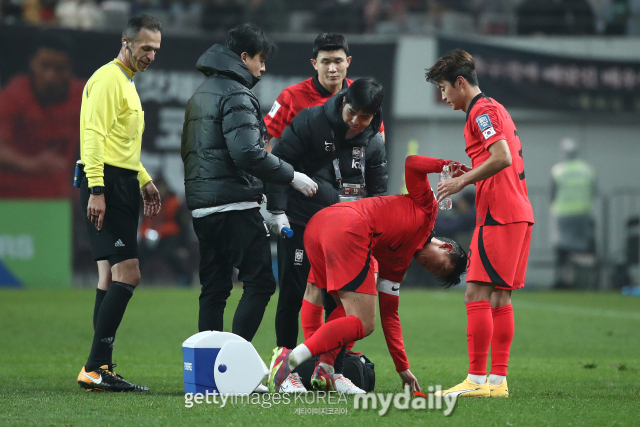 손흥민(오른쪽에서 두 번째) 부축을 받으며 일어서고 있다. /게티이미지코리아