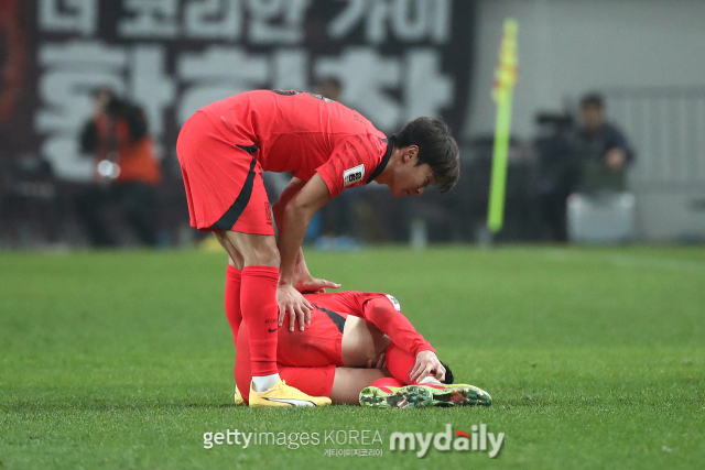 이강인(왼쪽)이 부상으로 쓰러진 손흥민을 지켜보고 있다. /게티이미지코리아