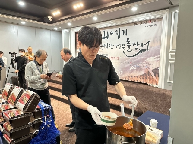 박찬일 셰프가 검은돌장어 토마토소스찜을 직접 나눠주고 있다./천예령 기자