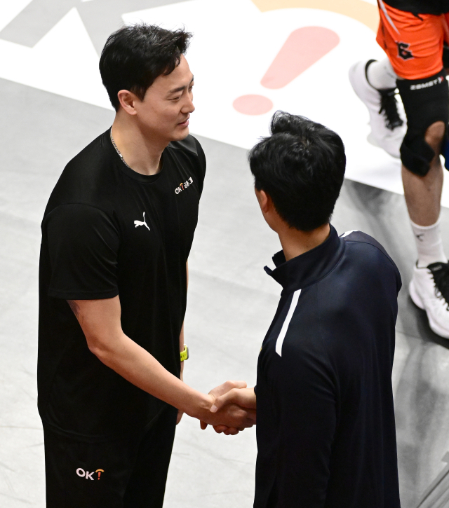 O técnico do OK Financial Group, Hwang Dong-il, dá as boas-vindas a Park Chul-woo/KOVO (Associação Coreana de Voleibol), afiliado da Korea Electric Power Corporation.