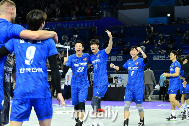 대한항공과의 경기에서 승리한 한국전력 선수들이 기뻐하고 있다 / 한국배구연맹.