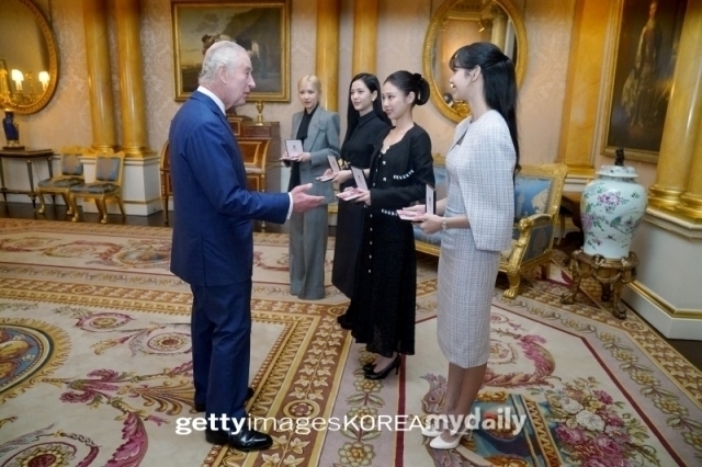 걸그룹 블랙핑크 로제, 지수, 제니, 리사, 찰스 3세 영국 국왕/게티이미지코리아