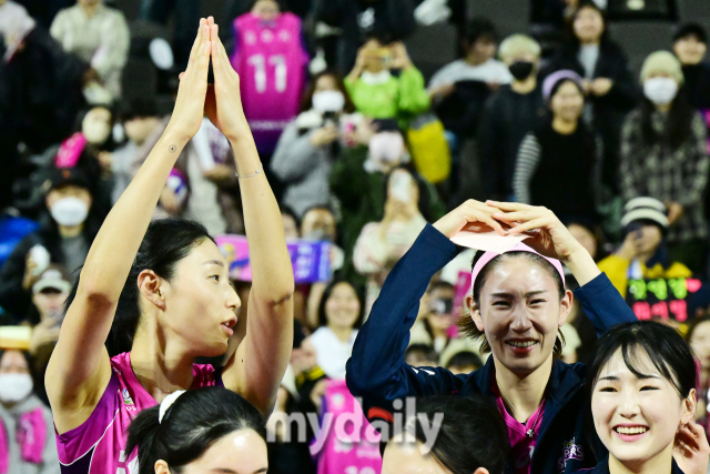 김연경(왼쪽)과 김수지가 팀 10승을 기념해 포즈를 만들고 있다 / 한국배구연맹.