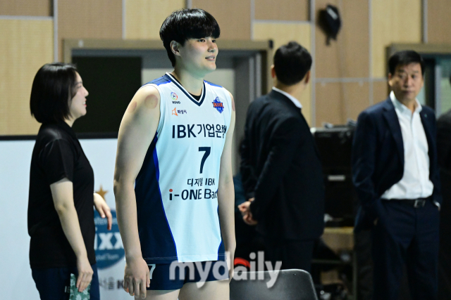 O técnico do IBK, Kim Ho Cheol, assiste ao treino de Kim Hee Jin antes da partida do dia 29/Associação Coreana de Voleibol.