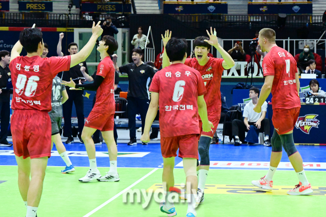 현대캐피탈과의 경기에서 승리한 한국전력 선수들이 기뻐하고 있다 / 한국배구연맹.