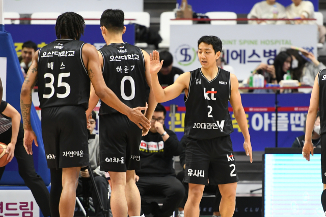 5일 열린 KT 소닉붐과 고양 소노의 경기. KT 소닉붐 선수단./KBL