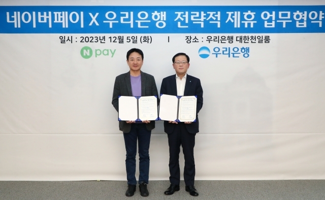 우리은행이 5일 서울 본점에서 네이버페이와 데이터 연계사업 추진을 위한 업무협약을 체결했다. 조병규 우리은행 은행장(오른쪽)과 박상진 네이버페이 대표이사./우리은행