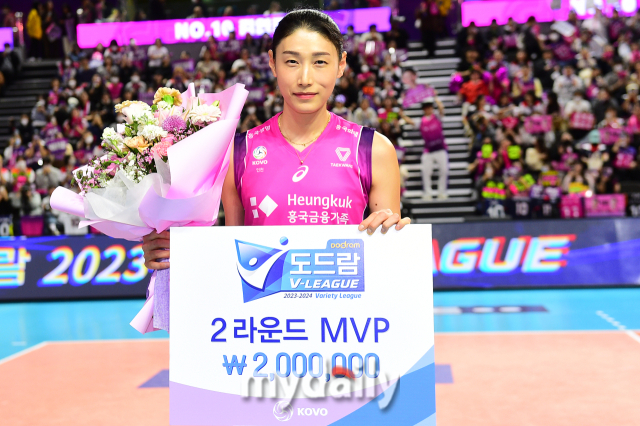 2라운드 MVP로 선정된 흥국생명 김연경이 포즈를 취하고 있다 / 한국배구연맹.