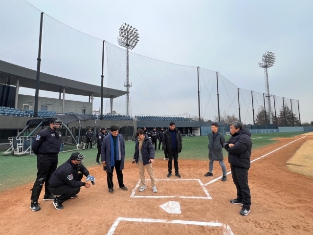 허구연 총재(왼쪽에서 세 번째)가 KBO 심판위원회 동계훈련을 점검했다./KBO