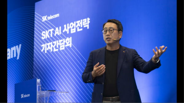 유영상 SK텔레콤 대표가 지난 9월 서울시 중구 SK T타워 수펙스홀에서 열린 ‘SKT AI 사업전략 기자간담회’에서 기조연설을 하고 있다./SK텔레콤