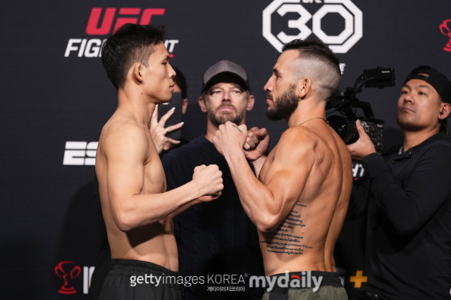 박현성(왼쪽)이 10일 UFC 데뷔전에서 로스를 상대로 2라운드 TKO승을 거뒀다. /게티이미지코리아