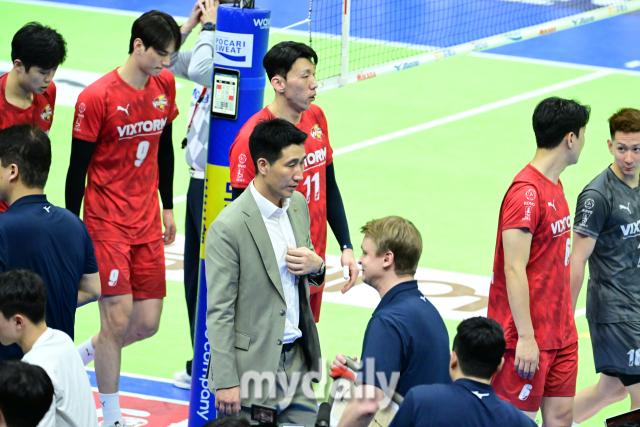 2세트와 3세트를 내준 한국전력 권영민 감독이 아쉬운 표정을 짓고 있다/ 한국배구연맹.