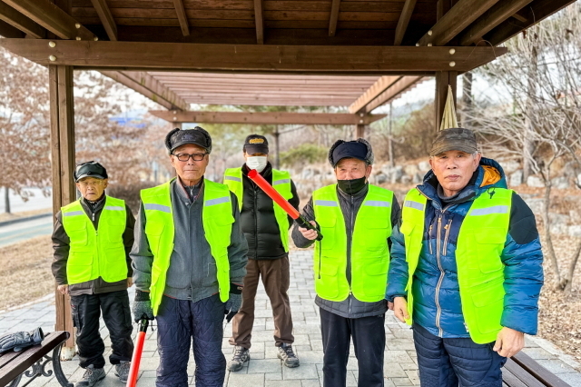 강원도 100세 시대 어르신 일자리 사업으로 운영되는 횡성시니어클럽 ‘실버순찰대’에 참여 중인 어르신들./횡성시니어클럽